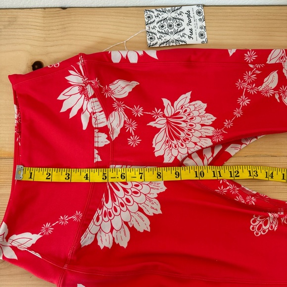 Free People Movement Tropical Floral Print Red Prairie Leggings Ankle Cutout XS - Picture 15 of 17